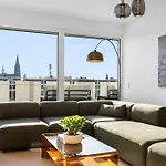 Exclusive Penthouse - Loft With Private Parking Overlooking Cathedral شقة *